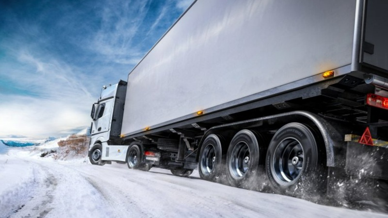 Вы сейчас просматриваете В Ростовской области предложили штрафовать водителей грузовиков за несезонные шины