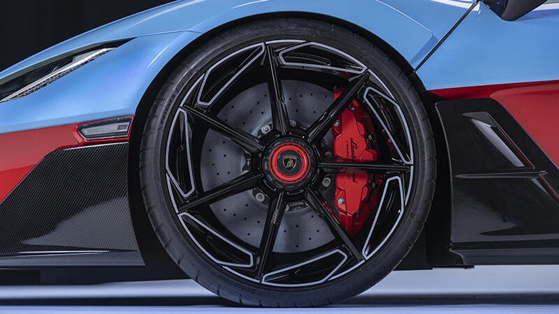 Вы сейчас просматриваете Новый Lamborghini Fenomeno Roadster обули в шины Bridgestone Potenza Sport